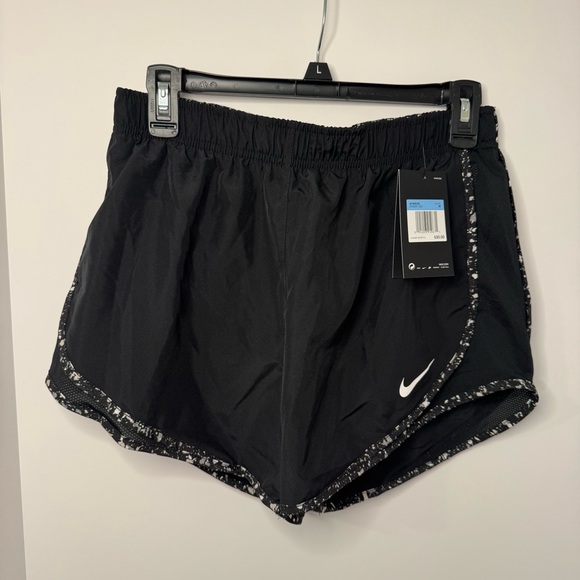 Nike Women’s Running Shorts Dri-Fit Tempo Black 849585-019 Size M NWT - Picture 1 of 4